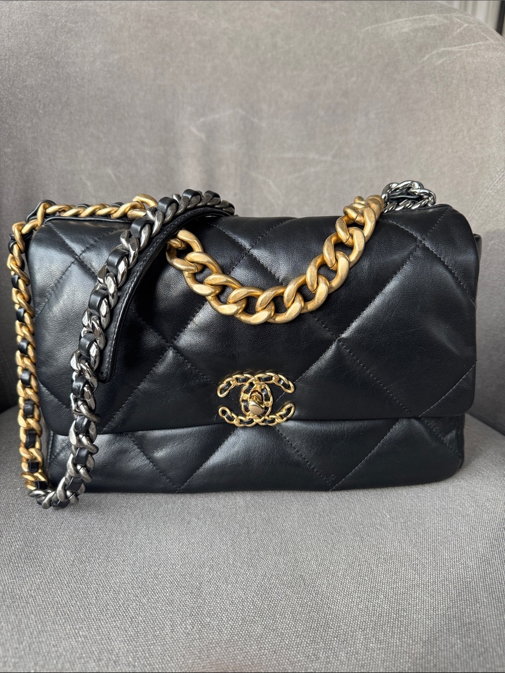 CHANEL 19 large